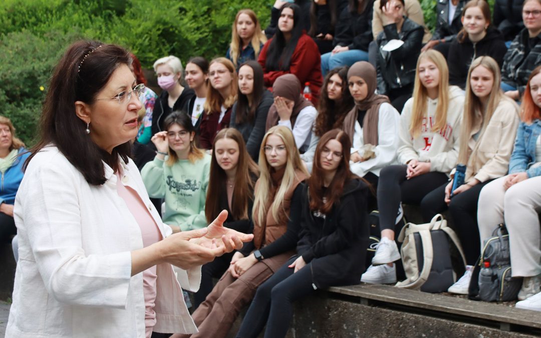 Europa kommt in die Schule! Nezahat Baradari diskutiert mit wissbegierigen Schülern